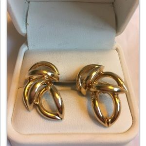 14k 4.0 Grams Yellow Gold Earrings Open Leaf Style